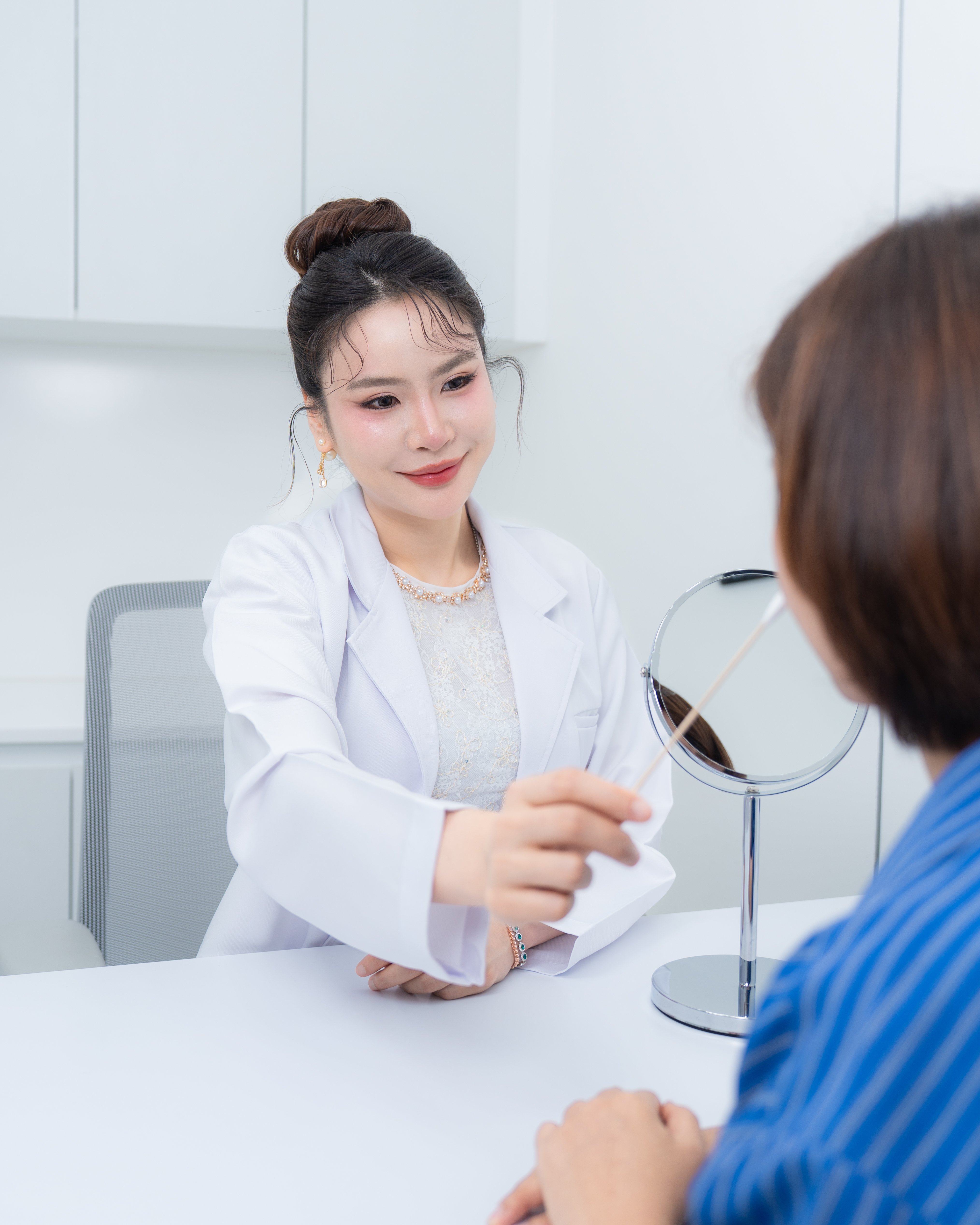 Lip injection with Restylane Kysse(1)