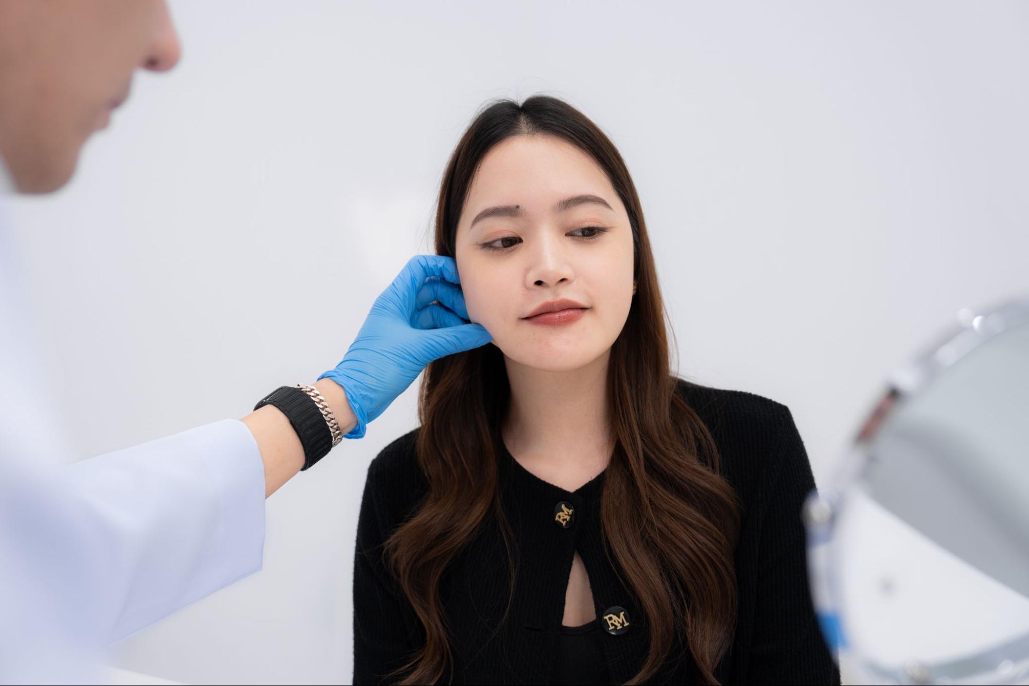 Skin evaluation Ultraformer MPT by Dr.Thanaphat Jitthai