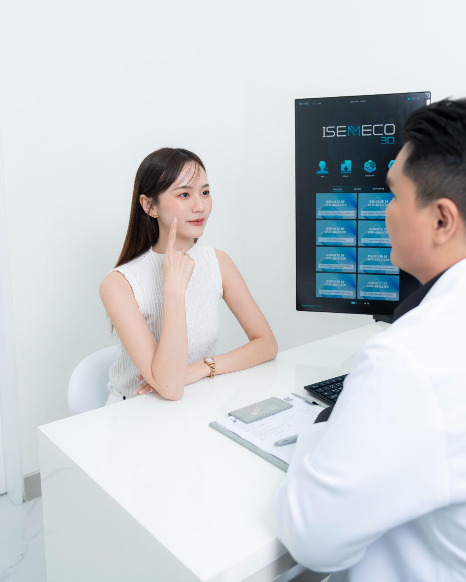 Laser pore tightening at V Square Clinic by Dr.Suranart Deesuwan