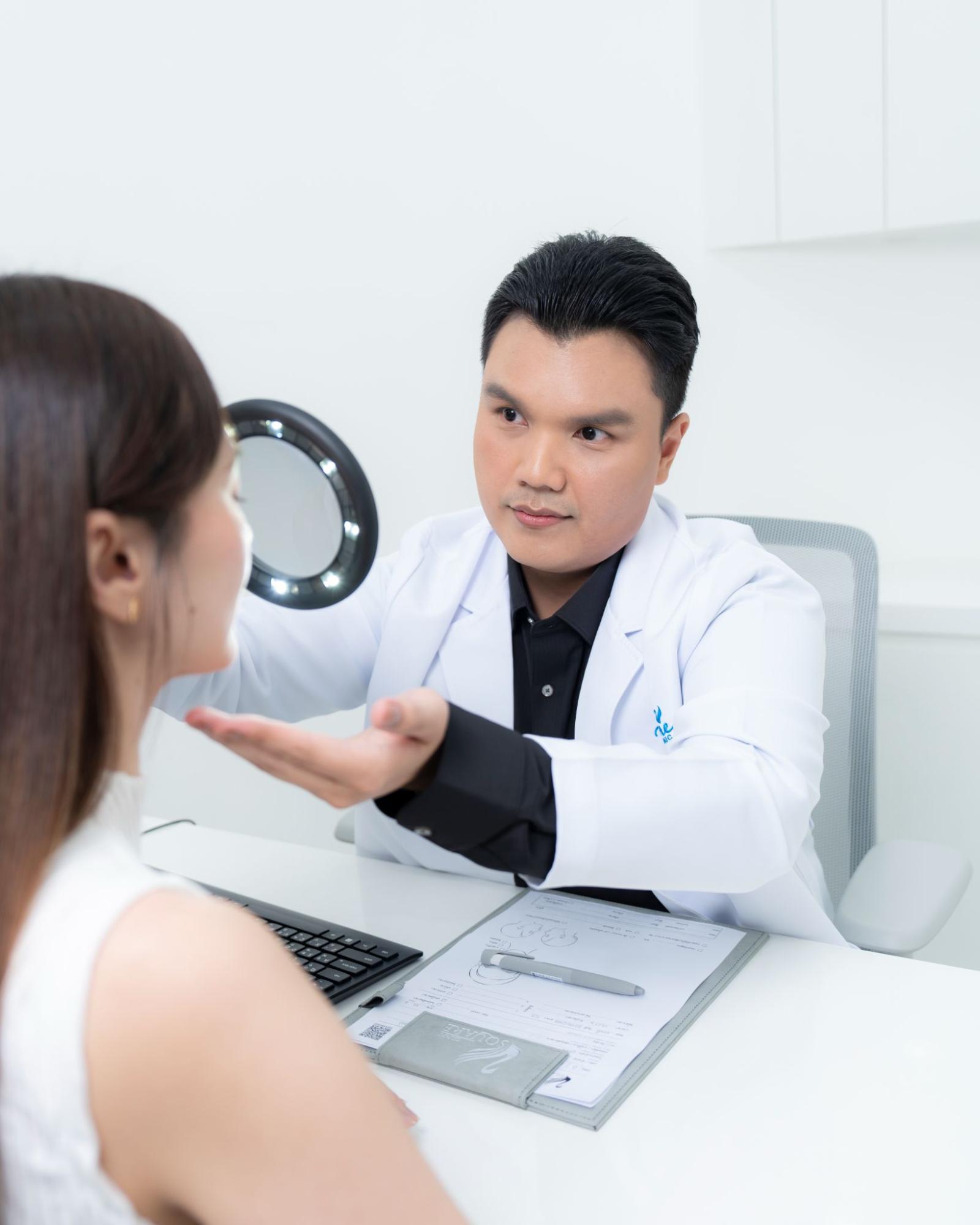 Laser pore tightening at V Square Clinic by Dr.Suranart Deesuwan