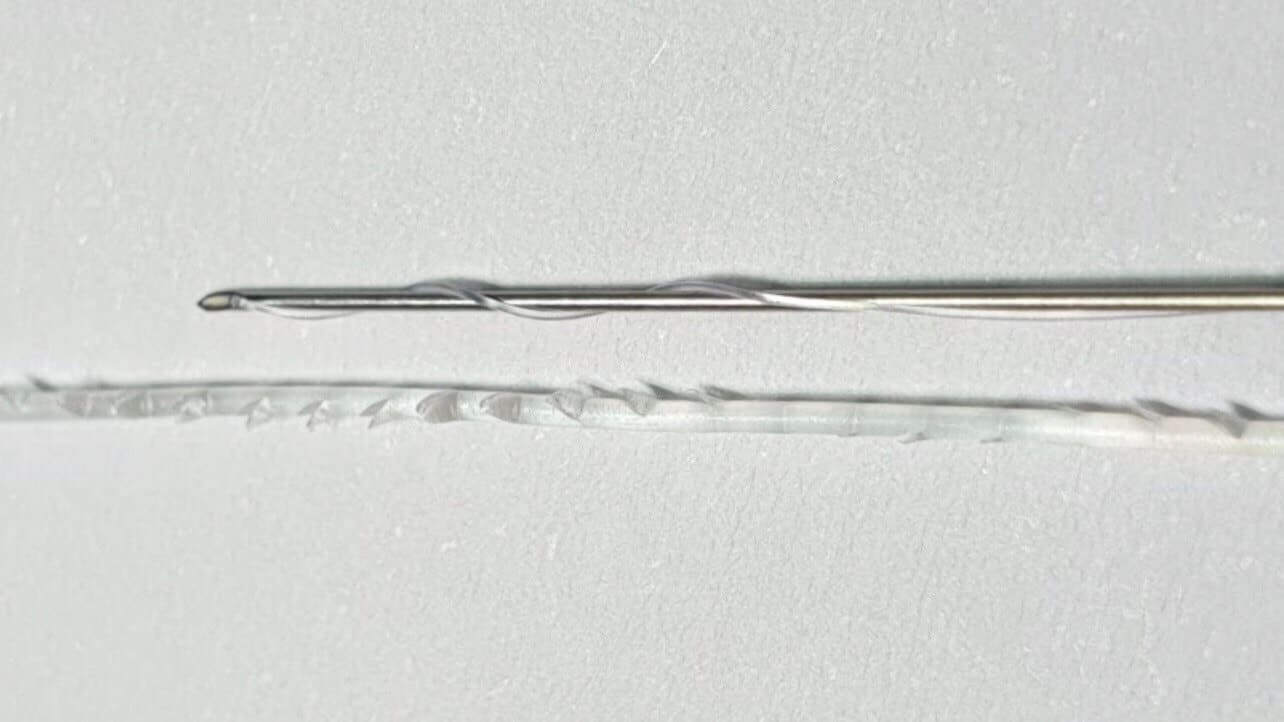 ภาพเปรียบเทียบไหมเรียบกับไหมก้างปลา Mono Thread