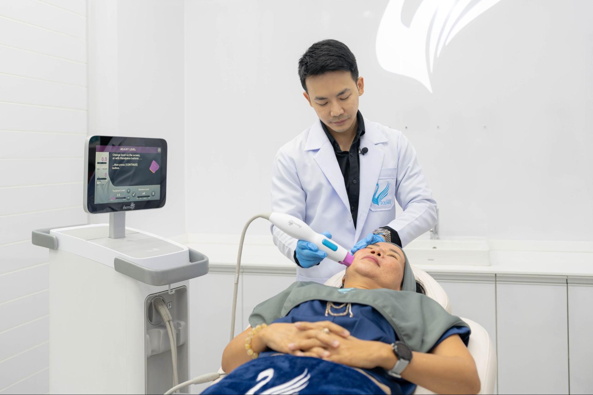 Thermage skin tightening face by Dr.Satit Panichpibool