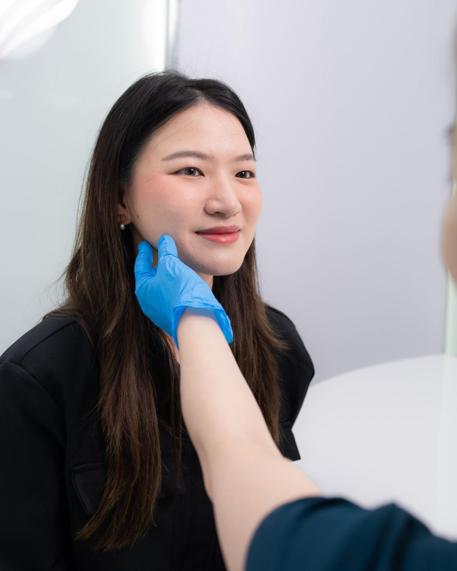 Facial assessment with doctor_ฟิว