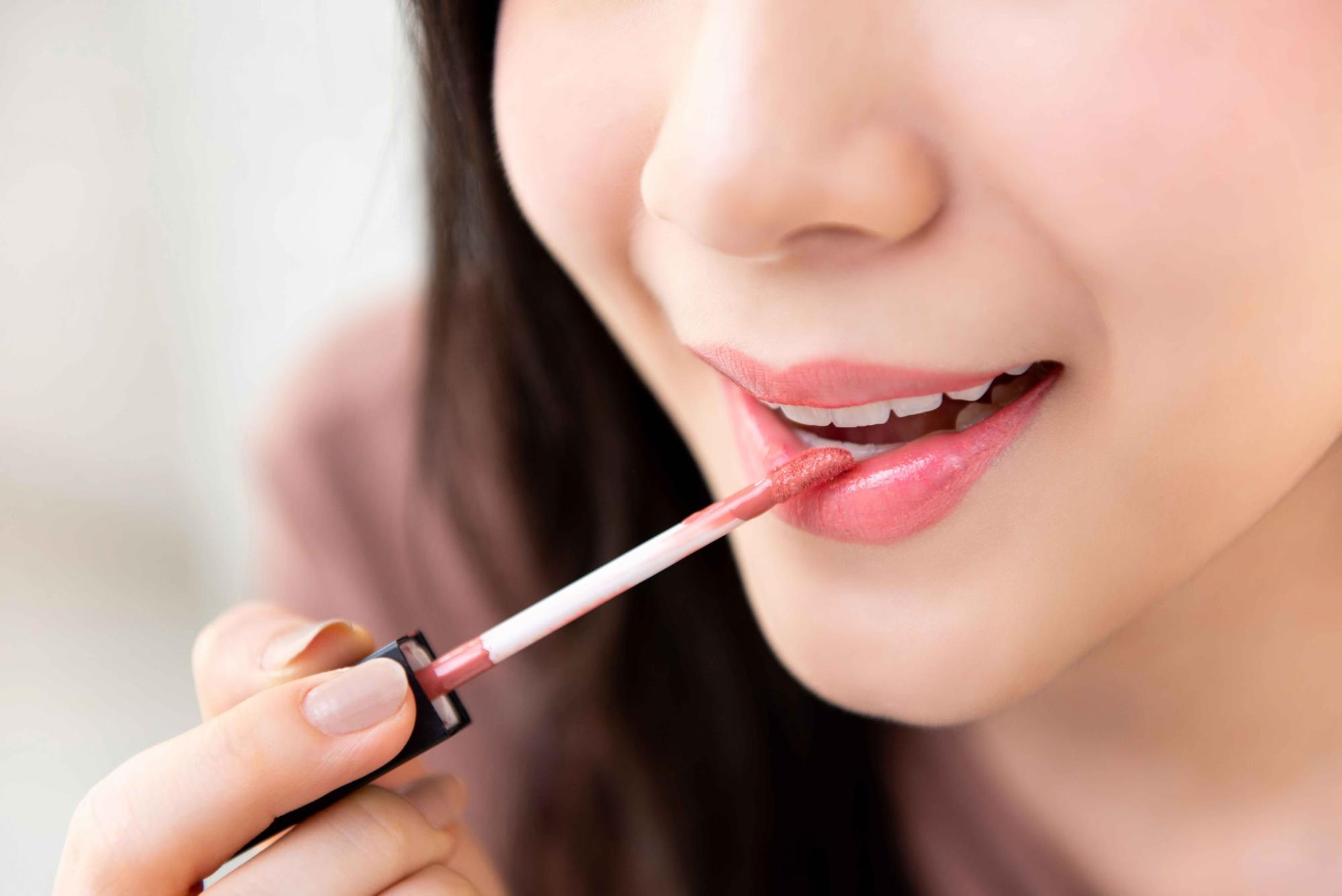 Lip irritation caused by cosmetic products